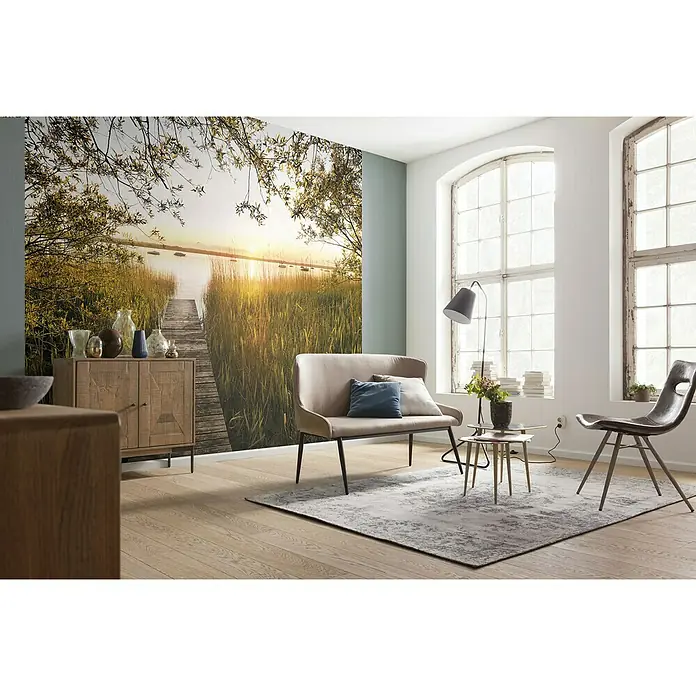 Komar Stefan Hefele Edition 1 Fototapete Lakeside - 3 -tlg., B x H: 300 x 250 cm, Vlies - Ein stilvolles Wohnzimmer mit einem beigen Sofa, einem modernen Sessel und einem Teppich, der den Raum optisch aufwertet.