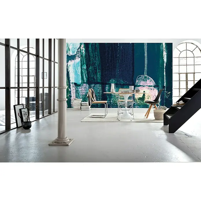 Komar Pure Fototapete Bottles Lifting - 5 -tlg., B x H: 500 x 280 cm, Vlies - Raum mit einem abstrakten Wandbild in Grün- und Blautönen, ergänzt durch eine moderne Einrichtung mit minimalistischen Stühlen und einem Tisch.