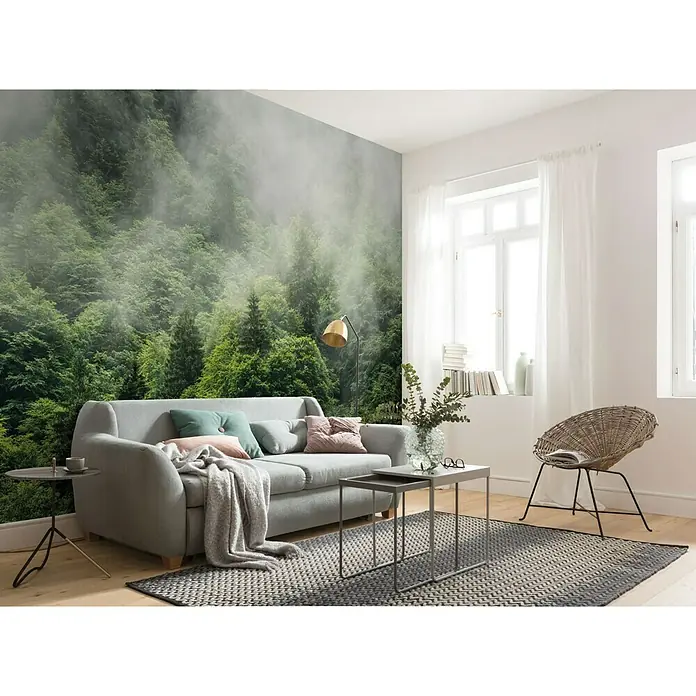 Komar Pure Fototapete Forest Land - 4 -tlg., B x H: 400 x 250 cm, Vlies - Wohnzimmer mit grauer Couch, Holztischchen, Fenster und einem Wandbild mit Waldmotiv für eine naturnahe Atmosphäre.