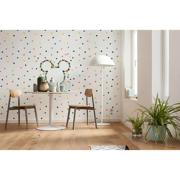 Komar Disney Edition 4 Fototapete Mickey Heads-Up - 8 -tlg., B x H: 400 x 280 cm, Vlies - Helles Interieur mit Esstisch, Stühlen und einer verspielten Mickey Mouse-Tapete, die dem Raum eine freundliche Note verleiht.