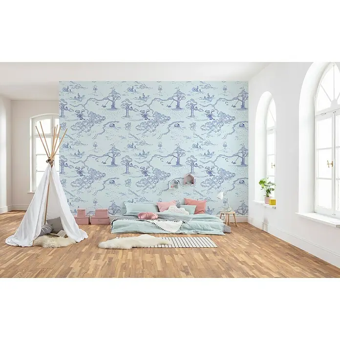 Komar Disney Edition 4 Fototapete Winnie Pooh Pat - 8 -tlg., B x H: 400 x 280 cm, Vlies - Kinderzimmer mit blau gemusterter Wandtapete, Spielzelt und Bett mit pastellfarbenen Kissen. Gemütliche Atmosphäre.