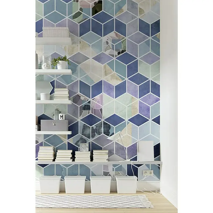Komar Pure Fototapete Geometric Blue - 2 -tlg., B x H: 200 x 250 cm, Vlies - Wand mit geometrischem Würfelmuster-Tapete und weißen Regalen mit Deko, Büchern und Aufbewahrungsboxen.