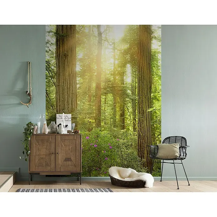 Komar Stefan Hefele Edition 1 Fototapete Redwood - 2 -tlg., B x H: 200 x 250 cm, Vlies - Stimmungsvolles Interieur mit einem Holzschrank, einer Stuhlgruppe und einem beeindruckenden Wandbild eines dichten Waldes im Hintergrund.