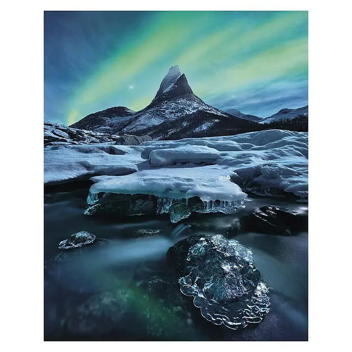 Komar Stefan Hefele Edition 1 Fototapete The Coronation - 2 -tlg., B x H: 200 x 250 cm, Vlies - Winterliche Flusslandschaft mit Eis und Bergen unter einem grünen Polarlicht.