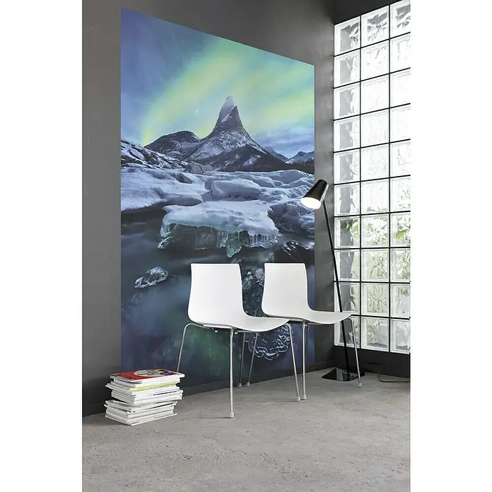 Komar Stefan Hefele Edition 1 Fototapete The Coronation - 2 -tlg., B x H: 200 x 250 cm, Vlies - Wandbild mit Winterlandschaft, flankiert von zwei weißen Stühlen und einer Stehlampe, die das moderne Interieur ergänzen.