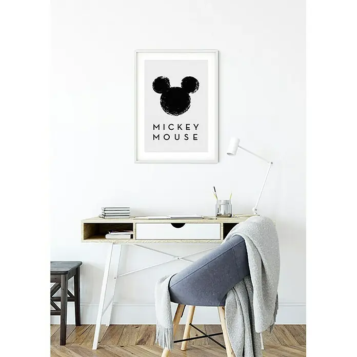Komar Disney Edition 4 Poster Mickey Mouse Silhouette - Disney, B x H: 40 x 50 cm - Ein moderner Arbeitsbereich mit einem stilvollen "Mickey Mouse"-Poster in einem minimalistischen Rahmen, der dem Raum einen spielerischen Touch verleiht.