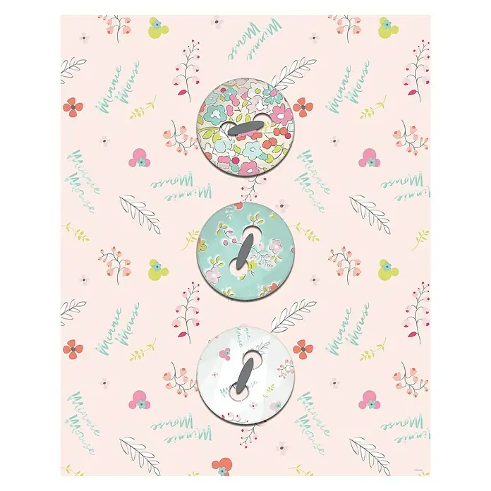 Komar Disney Edition 4 Poster Minnie Mouse Buttons - Disney, B x H: 30 x 40 cm - Ein Hintergrund mit "Minnie Mouse"-Schriftzug und drei dekorativen Knöpfen in floralen Designs.
