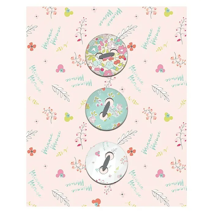 Komar Disney Edition 4 Poster Minnie Mouse Buttons - Disney, B x H: 40 x 50 cm - Die Nahaufnahme von drei Knöpfen mit Blumenmuster vor einem Hintergrund mit sich wiederholenden Motiven.