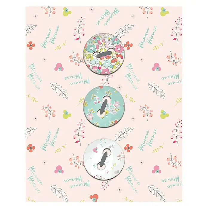 Komar Disney Edition 4 Poster Minnie Mouse Buttons - Disney, B x H: 50 x 70 cm - Ein bezauberndes Bild von drei bunten Knöpfen, die auf einem zarten, floralen Hintergrund mit "Minnie Mouse"-Schriftzug angeordnet sind.