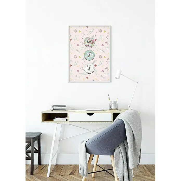 Komar Disney Edition 4 Poster Minnie Mouse Buttons - Disney, B x H: 50 x 70 cm - Ein stilvolles Kinderzimmer mit einem verspielten Wandbild, das aus drei dekorativen Kreisen mit Tiermotiven auf rosa Grund besteht.