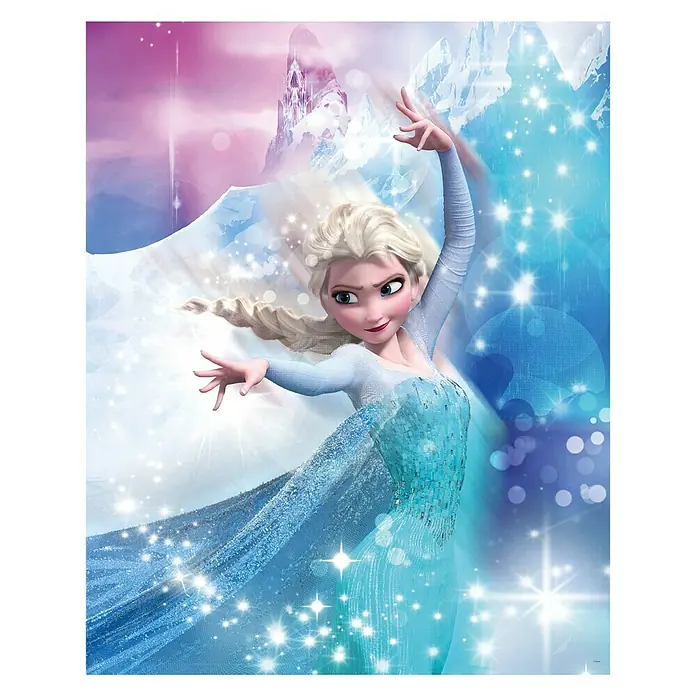 Komar Disney Edition 4 Poster Frozen Elsa Action - Disney, B x H: 50 x 70 cm - Illustration von Disneys Eiskönigin Elsa in ihrem ikonischen blauen Kleid mit glitzernden Schneeflocken um sie herum, vor einer verschneiten Bergkulisse.