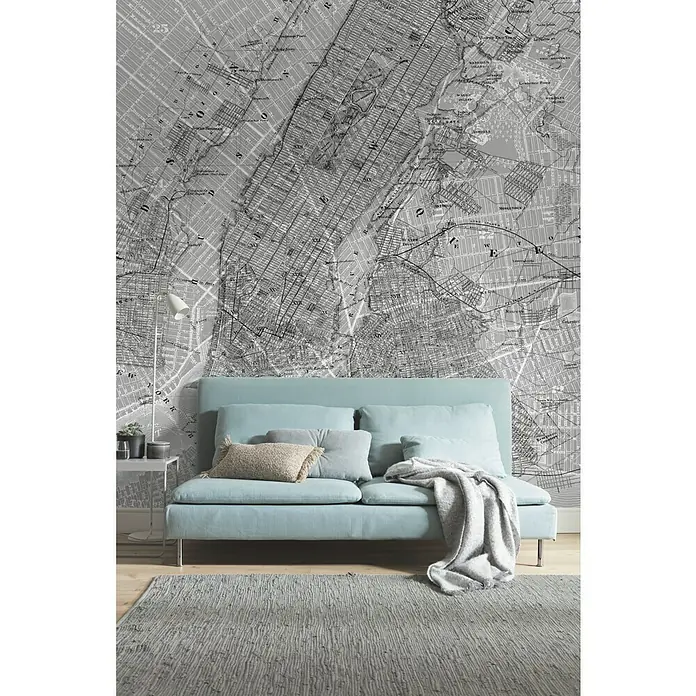 Komar Pure Fototapete NYC Map - 2 -tlg., B x H: 200 x 250 cm, Vlies - Einrichtungsidee mit einem hellblauen Sofa, das vor einer Wand mit einer alten Karte steht und eine gemütliche Atmosphäre schafft.
