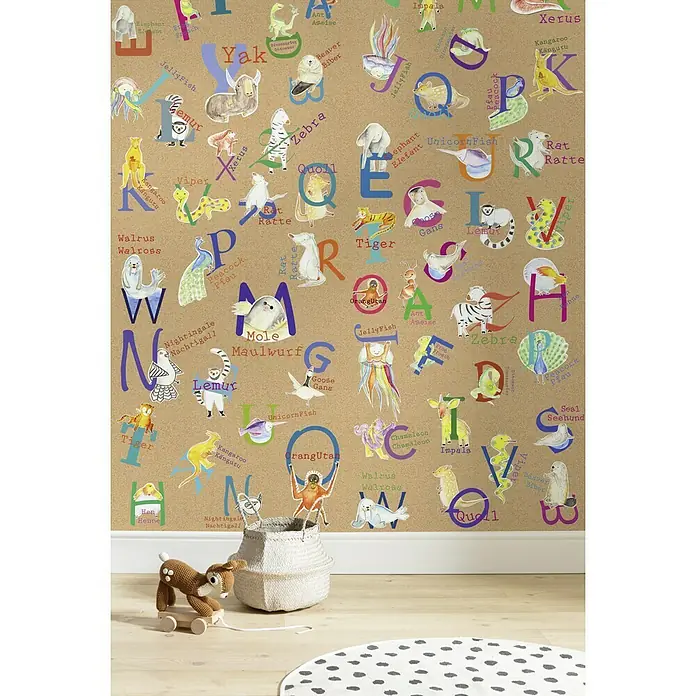Komar Pure Fototapete Animals A-Z - 2 -tlg., B x H: 200 x 250 cm, Vlies - Ein Kinderzimmer mit einer Wandtapete mit Tiermotiven und einem ABC. Ein Spielzeug-Hirsch und ein Korb stehen auf dem Boden.