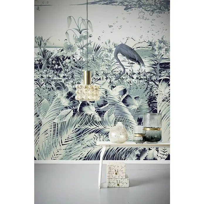 Komar Infinity Fototapete Fantasia Cool - 2 -tlg., B x H: 200 x 250 cm, Vlies - Ein stimmungsvolles Interieur mit einer dekorativen Hängelampe und stilvollen Glasvasen auf einem Tisch vor einer floralen Tapete.