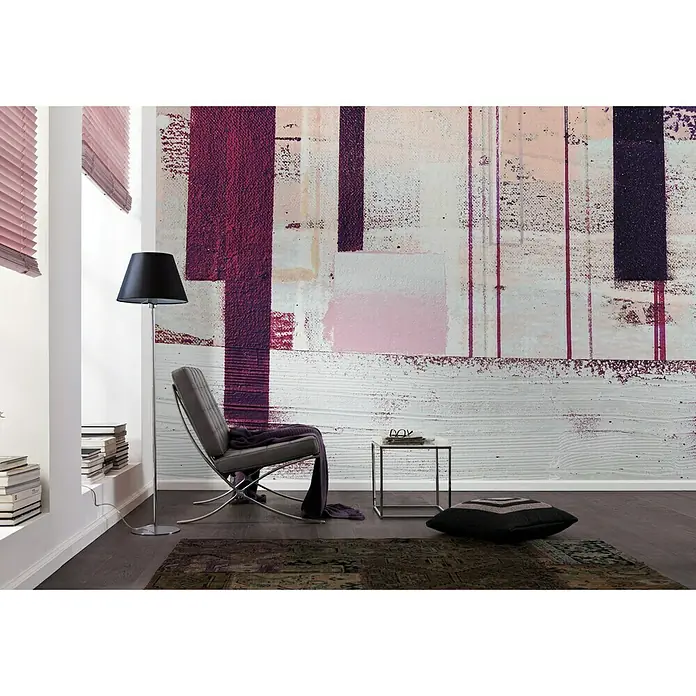 Komar Pure Fototapete Horizon Blazing - 5 -tlg., B x H: 500 x 280 cm, Vlies - Ein modernes Interieur mit einem auffälligen abstrakten Wandbild, das den Raum optisch aufwertet und eine künstlerische Atmosphäre schafft.