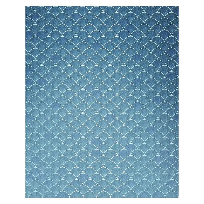 Komar Infinity Fototapete Sea Shanty - 2 -tlg., B x H: 200 x 250 cm, Vlies - Abstraktes Muster aus blauen Fischschuppen mit weißen Konturen, das eine moderne und stilvolle Textur für Hintergründe bietet.