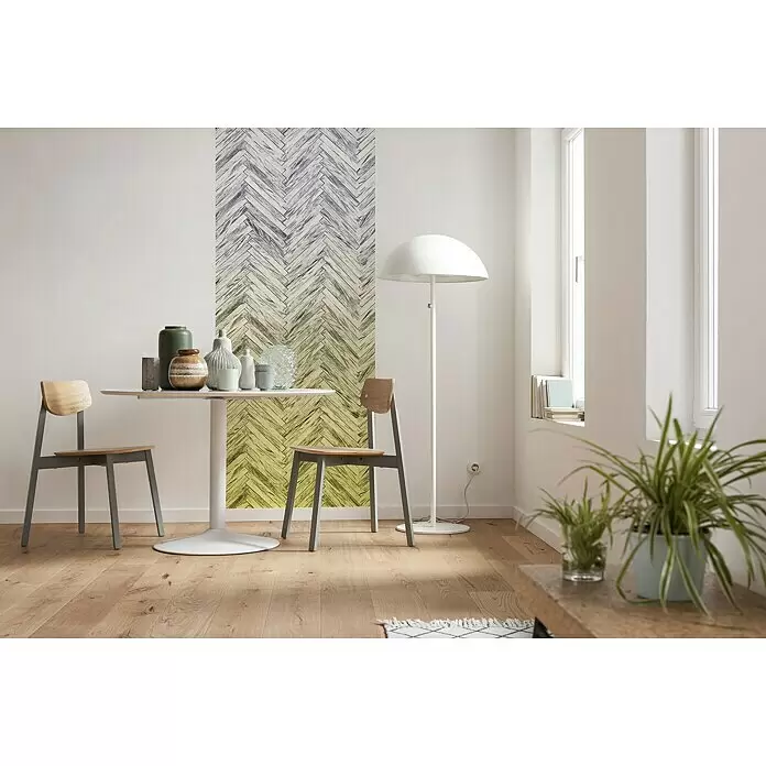 Komar Infinity Fototapete Herringbone Yellow Panel - 1 -tlg., B x H: 100 x 250 cm, Vlies - Wandpaneel mit grau-gelb-grünem Fischgrätmuster, das einen modernen Essbereich mit weißem Tisch und Stühlen akzentuiert.