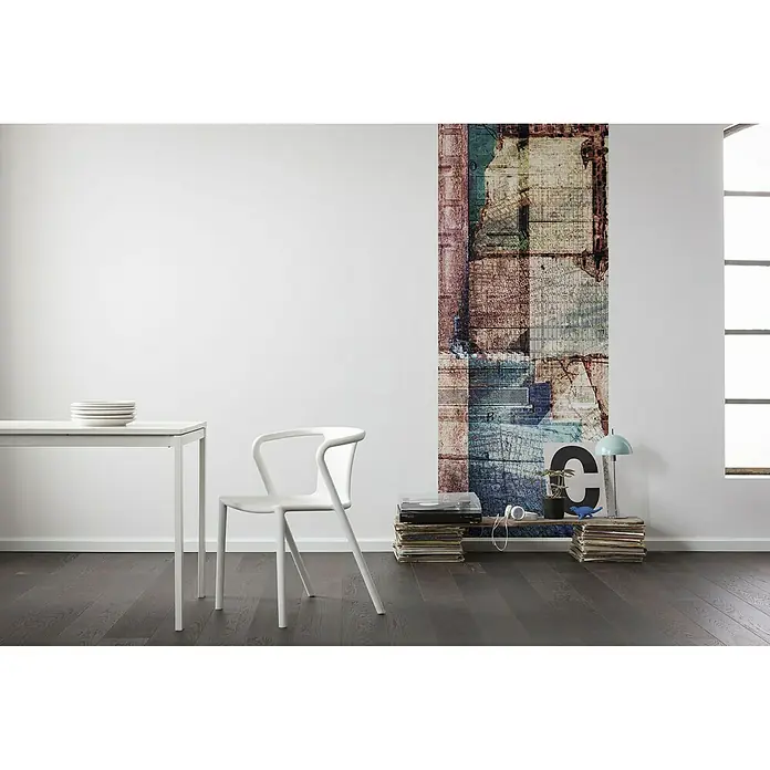 Komar Infinity Fototapete Urban Art Panel - 1 -tlg., B x H: 100 x 250 cm, Vlies - Das Bild zeigt einen weißen Tisch und Stuhl, die ein minimalistisches Design aufweisen, kombiniert mit einem einzigartigen Wandbild.