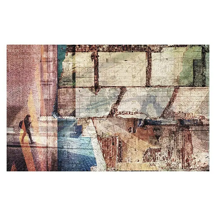 Komar Infinity Fototapete Urban Art - 4 -tlg., B x H: 400 x 250 cm, Vlies - Straßenkunst-Collage mit einer Person auf dem Gehweg und einem zerstörten Gebäude im Hintergrund, kunstvoll überlagert mit Stadtplänen.