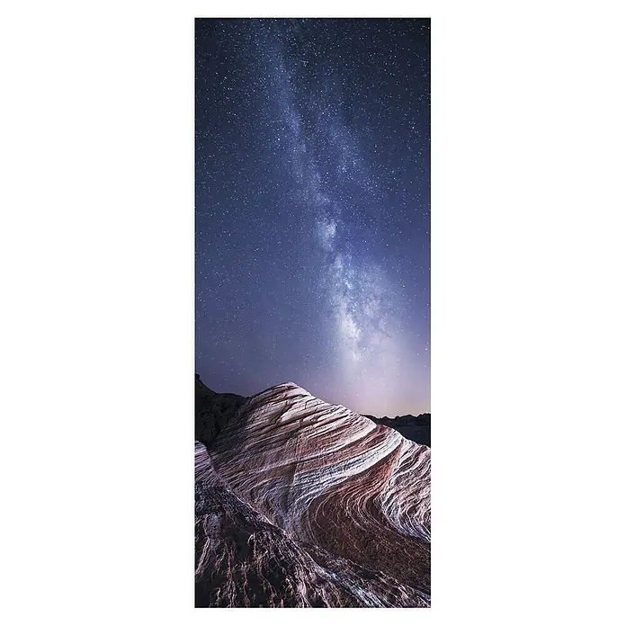 Komar Stefan Hefele Edition 1 Fototapete Fire Wave - 1 -tlg., B x H: 100 x 250 cm, Vlies - Milchstraße über einer wellenförmigen Felsformation, die geologische Wunder und die Schönheit des Nachthimmels vereint.