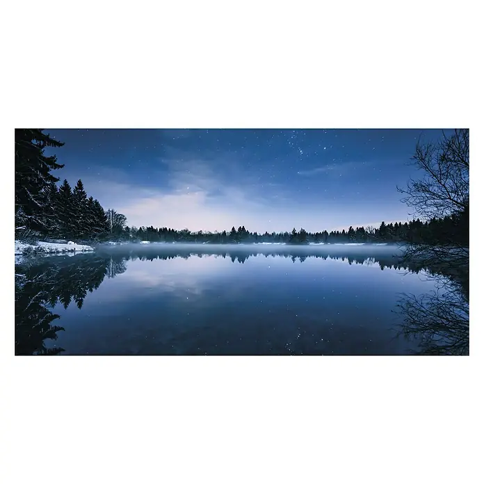 Komar Stefan Hefele Edition 1 Fototapete Glistening Stars - 1 -tlg., B x H: 200 x 100 cm, Vlies - Spiegelglatter See bei Nacht mit Sternenhimmel und Wald im Hintergrund, der sich im ruhigen Wasser des Sees spiegelt.