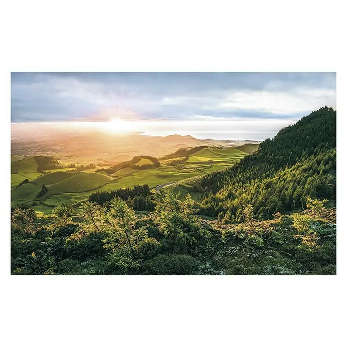 Komar Stefan Hefele Edition 1 Fototapete Paradise Island - 4 -tlg., B x H: 400 x 250 cm, Vlies - Malerische Landschaft mit grünen Hügeln und Wäldern unter strahlender Sonne.