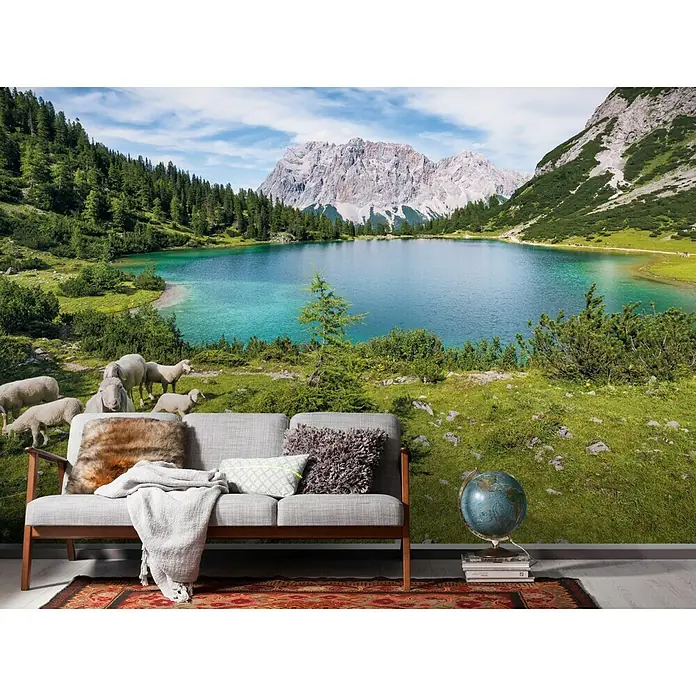 Komar Stefan Hefele Edition 1 Fototapete Paradise Lake - 4 -tlg., B x H: 400 x 250 cm, Vlies - Wandbild mit Sofa, das einen malerischen Bergsee zeigt, um eine ruhige Atmosphäre zu schaffen. Perfekt, um jedem Raum eine natürliche Note zu verleihen.