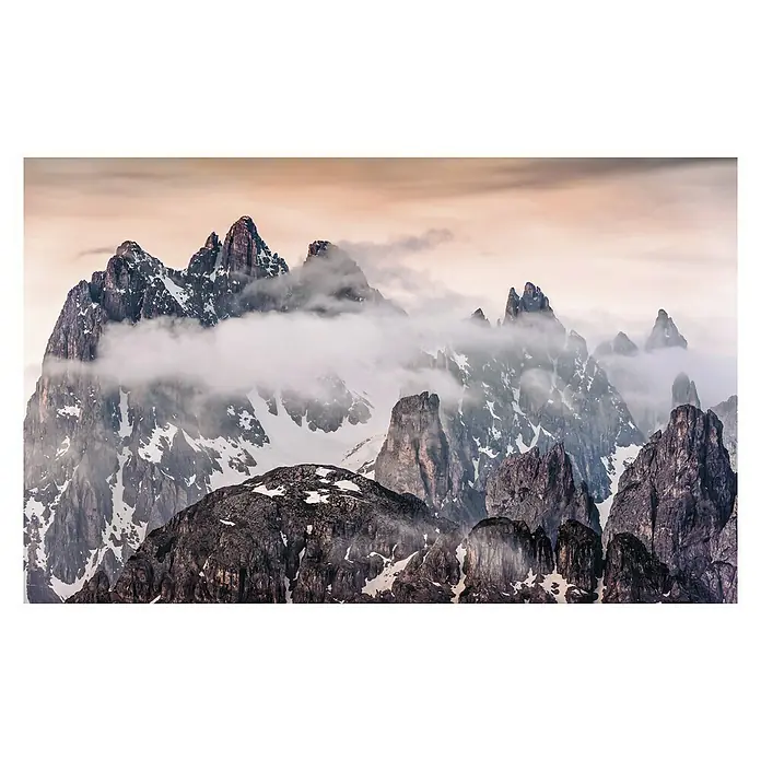 Komar Stefan Hefele Edition 1 Fototapete The Fortress - 4 -tlg., B x H: 400 x 250 cm, Vlies - Majestätische Bergkette mit schneebedeckten Gipfeln, umhüllt von sanften Wolken, die ein ruhiges, aber dramatisches Landschaftsbild erzeugen.