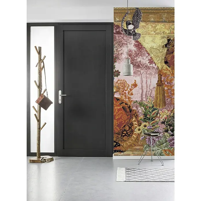 Komar Infinity Fototapete Gobelin Panel - 1 -tlg., B x H: 100 x 250 cm, Vlies - Eine moderne Inneneinrichtung mit einer dunklen Tür, einem Kleiderständer und einer auffälligen Tapete.