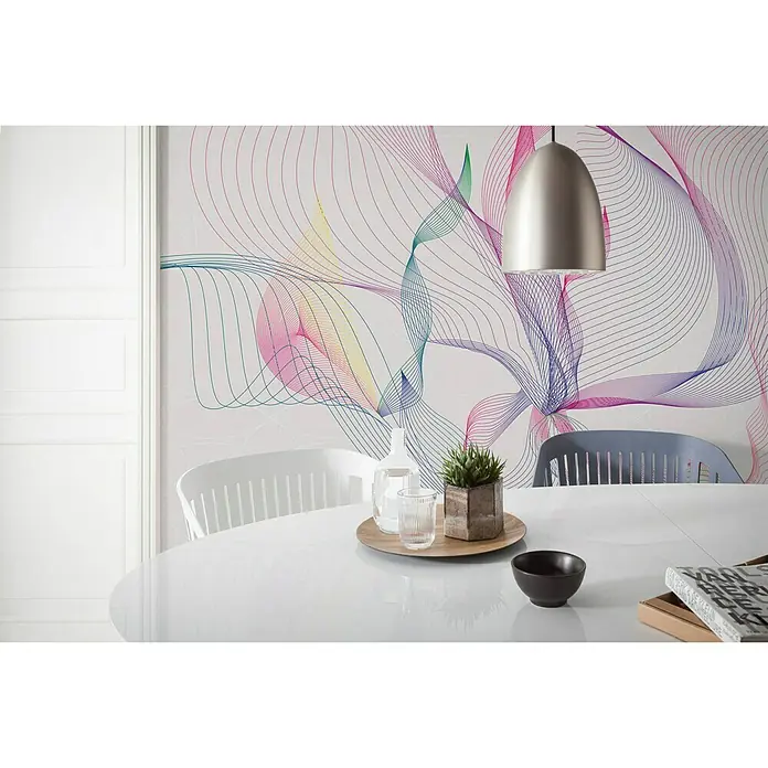 Komar Infinity Fototapete Spring Leaves - 4 -tlg., B x H: 400 x 250 cm, Vlies - Ein stilvolles Esszimmer mit einem modernen weißen Tisch und passenden Stühlen, beleuchtet von einer eleganten Hängelampe vor einer bunten Wand.