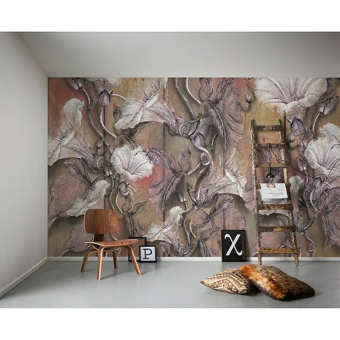 Komar Infinity Fototapete Bloomin - 4 -tlg., B x H: 400 x 250 cm, Vlies - Eine stilvolle Inneneinrichtung mit einer floralen Fototapete, einem Holzstuhl und dekorativen Elementen, die ein gemütliches Ambiente schaffen.
