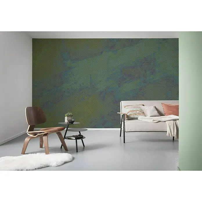 Komar Infinity Fototapete Maya Tweed - 4 -tlg., B x H: 400 x 250 cm, Vlies, Grün/Braun - Moderne Wohnraumgestaltung mit einem stilvollen Sessel, einem Beistelltisch und einem bequemen Sofa, die den Raum aufwerten.