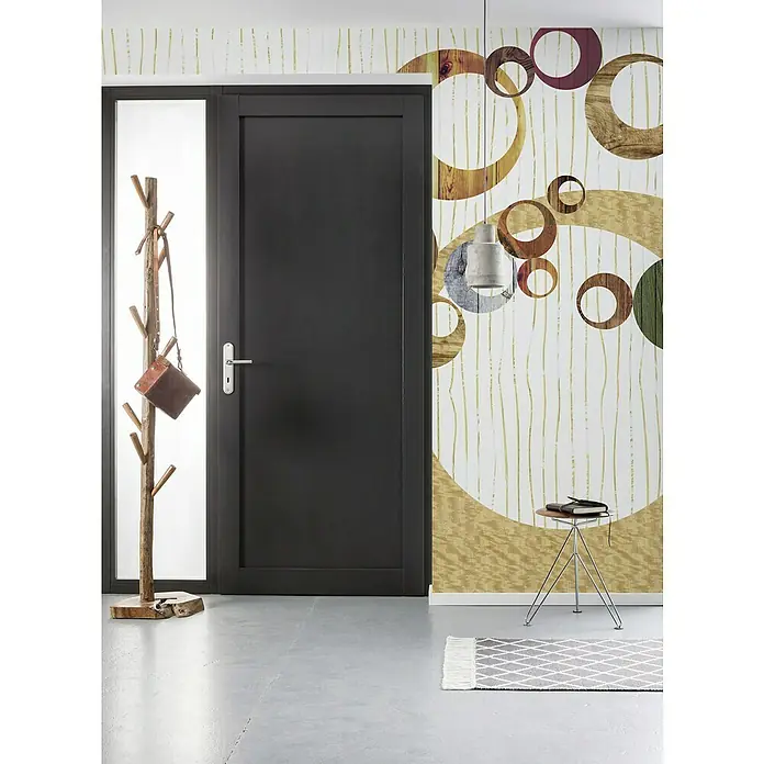 Komar Infinity Fototapete United White - 4 -tlg., B x H: 400 x 250 cm, Vlies - Eingangsbereich mit einer modernen, grauen Tür, einer Garderobe aus Holz und einer auffälligen Wandgestaltung mit Kreismotiven.