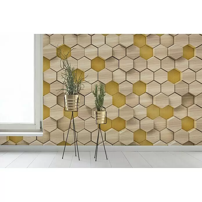 Komar Infinity Fototapete Woodcomb Birch - 4 -tlg., B x H: 400 x 250 cm, Vlies - Dekorative Wand mit 3D-Sechseckpaneelen in hellem Holz und Goldtexturen, mit zwei Pflanzen in goldenen Pflanzgefäßen an einem Fenster.