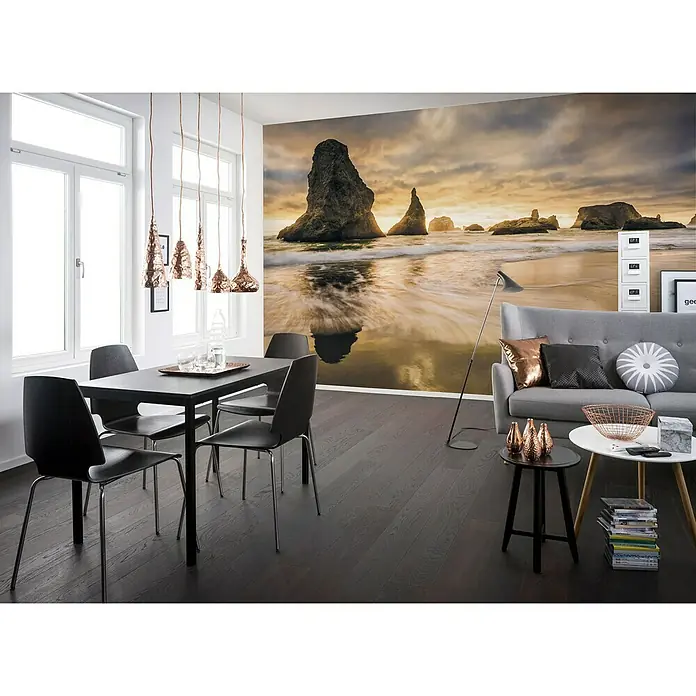 Komar Stefan Hefele Edition 1 Fototapete Golden Stacks - 4 -tlg., B x H: 400 x 250 cm, Vlies - Ein stilvoller Essbereich mit schwarzem Tisch und Stühlen, ergänzt durch eine Fototapete mit Strandmotiv, schafft eine moderne Atmosphäre.