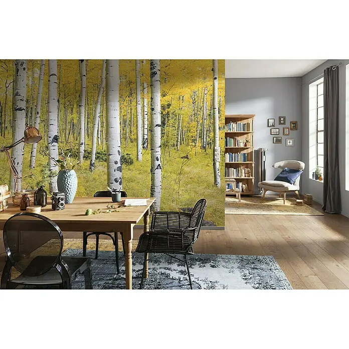 Komar Stefan Hefele Edition 1 Fototapete Orange Forest - 4 -tlg., B x H: 400 x 250 cm, Vlies - Ein Wohnzimmer mit einem Esstisch und Stühlen im Vordergrund und einem Bücherregal und einem Sessel im Hintergrund.
