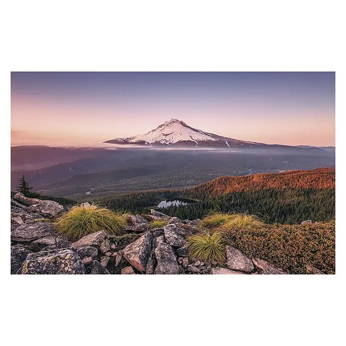 Komar Stefan Hefele Edition 1 Fototapete Kingdom of Mountain - 4 -tlg., B x H: 400 x 250 cm, Vlies - Berglandschaft mit schneebedecktem Gipfel bei Sonnenaufgang, malerische Naturkulisse mit Felsen im Vordergrund.