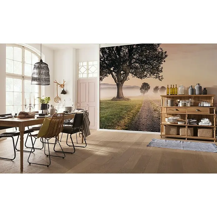 Komar Stefan Hefele Edition 1 Fototapete Misty Morning - 4 -tlg., B x H: 400 x 250 cm, Vlies - Einrichtungsidee für ein Esszimmer mit einem Holztisch, Stühlen und einem hölzernen Sideboard mit Dekoration.