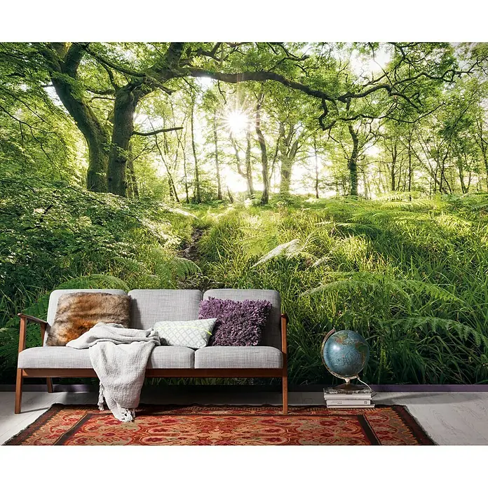 Komar Stefan Hefele Edition 1 Fototapete Mystic Path - 4 -tlg., B x H: 400 x 250 cm, Vlies - Ein modernes Wohnzimmer mit einem grauen Sofa, Kissen und einem Globus vor einer Fototapete mit Waldmotiv.