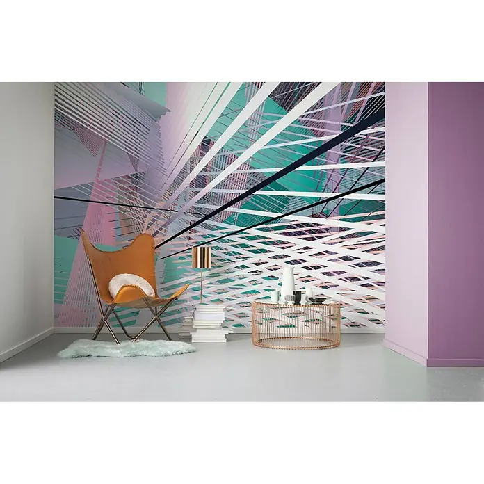 Komar Infinity Fototapete Space Grid Spring - 4 -tlg., B x H: 400 x 250 cm, Vlies - Ein Zimmer mit einem modernen Sessel, einem Beistelltisch und einer auffälligen Wandtapete, die dem Raum eine künstlerische Note verleiht.