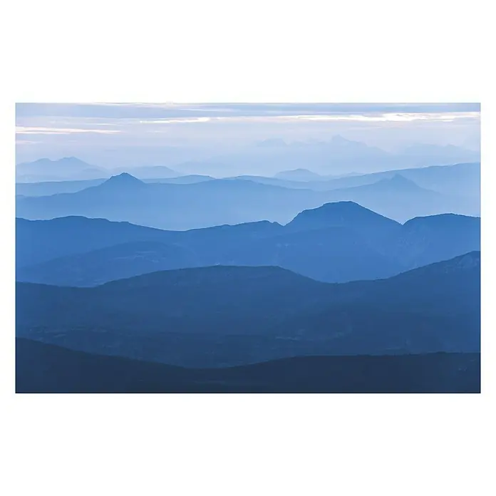 Komar Infinity Fototapete Blue Mountain - 4 -tlg., B x H: 400 x 250 cm, Vlies - Blaue Bergkette in dunstiger Ferne, ein stimmungsvolles Landschaftsbild mit sanften Hügeln und ruhiger Atmosphäre.