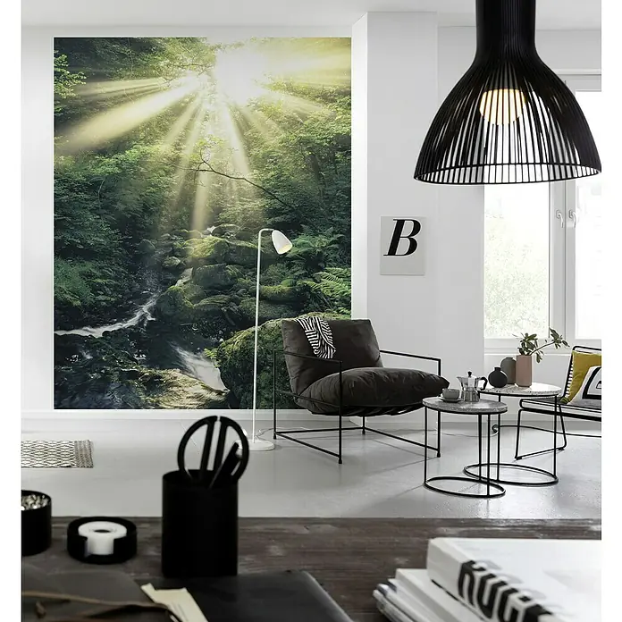 Komar Stefan Hefele Edition 1 Fototapete Divine - 2 -tlg., B x H: 200 x 250 cm, Vlies - Einrichtung mit modernem Sessel und Couchtisch, ergänzt durch eine stilvolle Pendelleuchte und ein Wandbild, die dem Raum eine besondere Note verleihen.