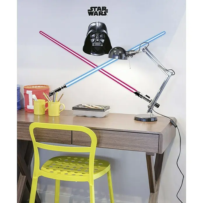 Komar Disney Edition 4 Dekosticker Darth Vader & Light Saber - 8 -tlg., Bunt - Star Wars-Themenzimmer mit Schreibtisch, Lampe mit Lichtschwert und Darth Vader-Dekoration, ideal für junge Fans der Saga.