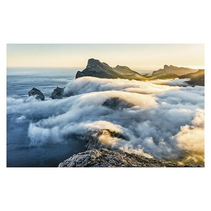 Komar Stefan Hefele Edition 1 Fototapete Soul of Light - 4 -tlg., B x H: 400 x 250 cm, Vlies - Spektakuläre Landschaft mit Bergen, Meer und einer dichten Wolkendecke, die eine traumhafte Atmosphäre erzeugt. Ein atemberaubender Anblick!
