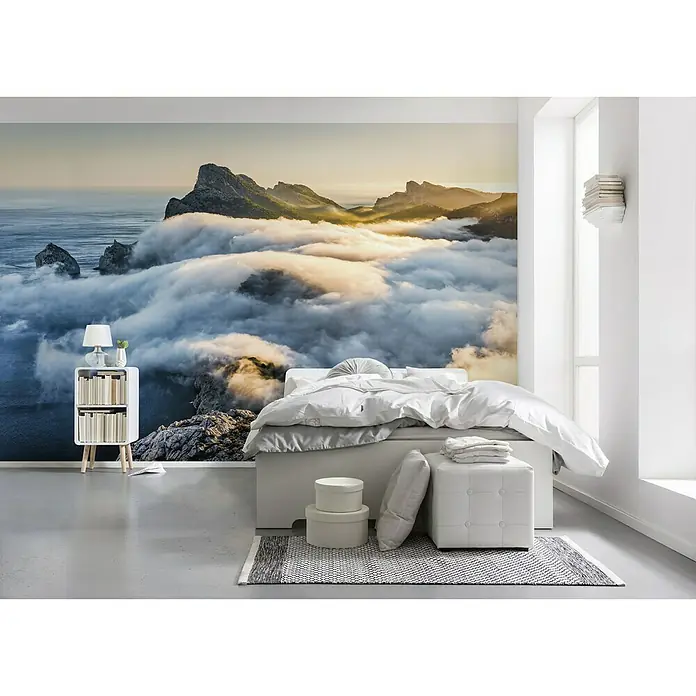 Komar Stefan Hefele Edition 1 Fototapete Soul of Light - 4 -tlg., B x H: 400 x 250 cm, Vlies - Schlafzimmer mit Berg-Tapete und weißen Möbeln, die eine ruhige und entspannende Atmosphäre schaffen. Ideal für ruhige Nächte.