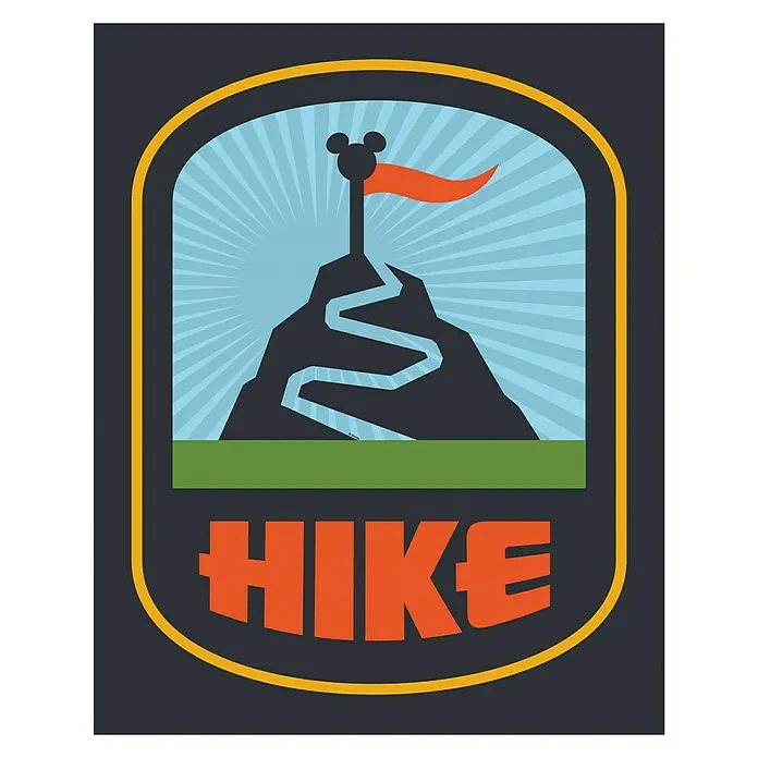 Komar Disney Edition 4 Poster Mickey Mouse Hike - Disney, B x H: 50 x 70 cm - Grafisches Design mit dem Aufdruck "HIKE", das eine Berglandschaft und eine Mickey-Mouse-Flagge zeigt.