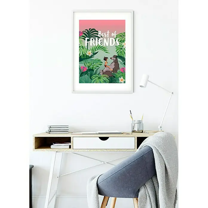 Komar Disney Edition 4 Poster Jungle Book Best of Friends - Disney, B x H: 50 x 70 cm - Ein gerahmtes "Best of Friends"-Poster mit Dschungelmotiven, das über einem Schreibtisch in einem Zimmer hängt.
