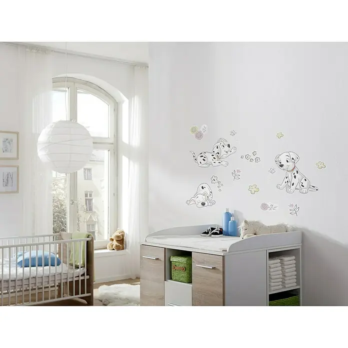 Komar Disney Edition 4 Dekosticker 101 Dalmatiner Best Of Friends - 20 -tlg., Bunt - Kinderzimmer mit Babybett, Wickeltisch und Dalmatiner Wandstickern für eine liebevolle Atmosphäre. Praktisch und stilvoll zugleich.