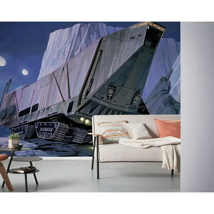 Komar Star Wars Fototapete RMQ Sandcrawler - 10 -tlg., B x H: 500 x 250 cm, Vlies - Ein Zimmer mit einer Wandtapete, die ein Fahrzeug in einer Eislandschaft zeigt, mit Couch, Tisch und Stuhl davor.