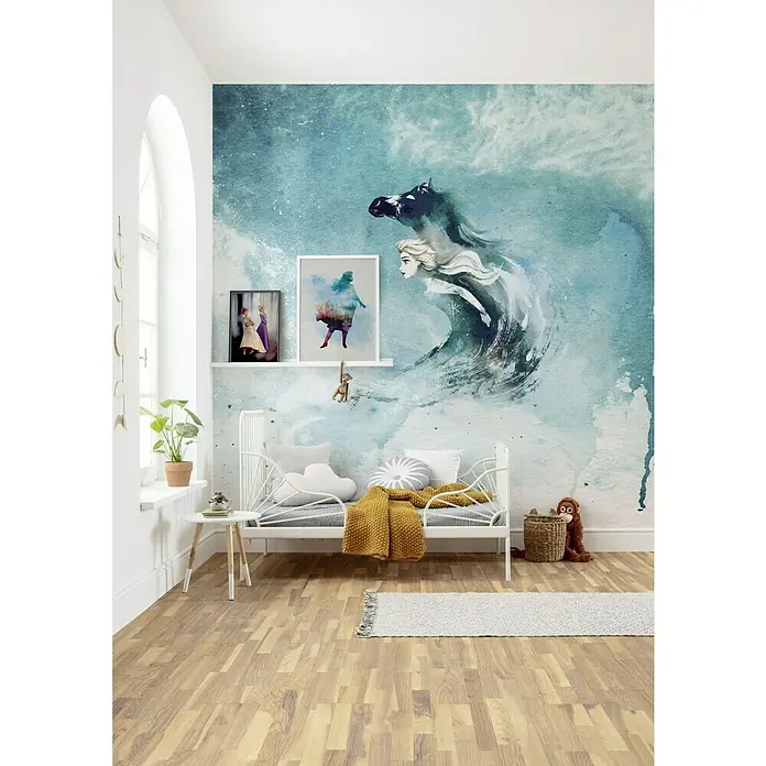 Komar Disney Edition 4 Fototapete Frozen Spirit of Wonder - 5 -tlg., B x H: 250 x 250 cm, Vlies - Ein Kinderzimmer mit einer Wandmalerei von Elsa und einem Wasserpferd, dazu ein weißes Bett mit gelbem Überwurf und Holzfußboden.